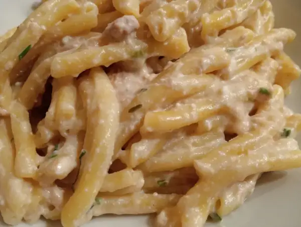 Pyszne strozzapreti co to za makaron? Kremowy sos, kawałki mięsa i zielenina.