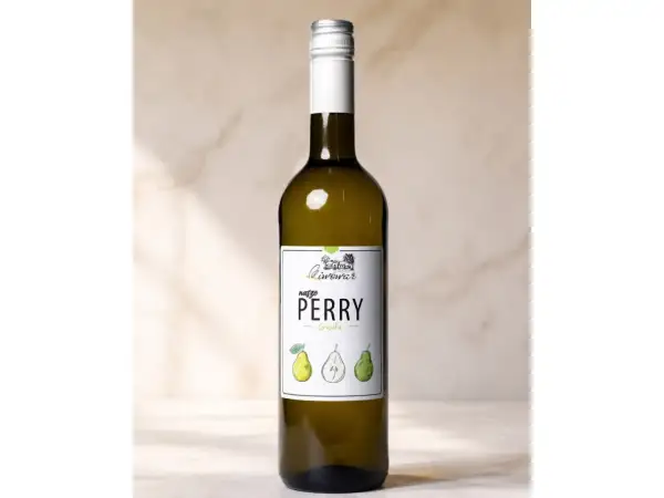 Butelka perry alkoholowego z etykietą "nasze PERRY Gruszka" i rysunkami gruszek.