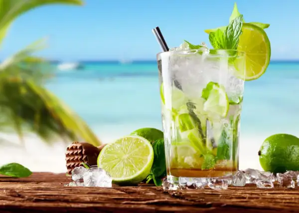 Orzeźwiający totino mojito z limonką i miętą na plaży. Idealny na upalny dzień.