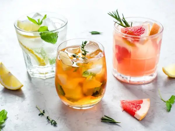 Orzeźwiające drinki z cytryną i miętą, grejpfrutem i rozmarynem. Idealne na lato, jak Żubrówka Kwaśna Cytryna.