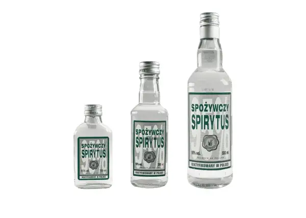 Trzy butelki "Spirytusu Spożywczego" o różnej pojemności (100 ml, 200 ml, 500 ml). Ten mocny alkohol jest polskim produktem.
