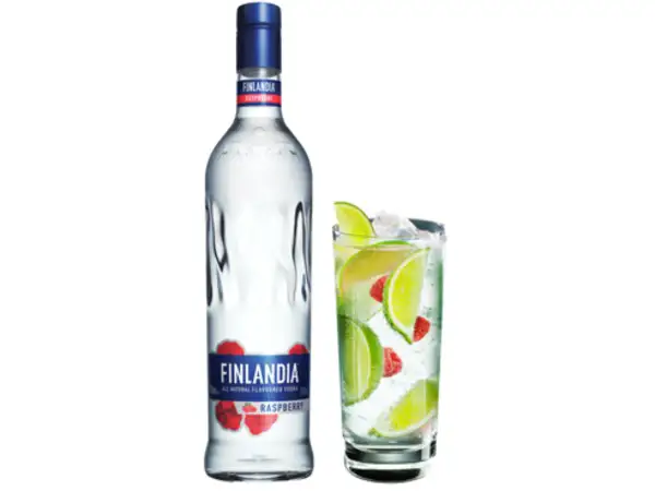 Butelka Finlandia Raspberry i szklanka z drinkiem, lodem, limonką i malinami. Idealny alkohol na letnie wieczory.
