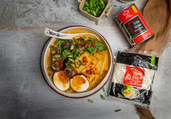 Aromatyczny ramen z grzybami shiitake, tofu i jajkiem. Idealna ilość soli do makaronu, by podkreślić smak.
