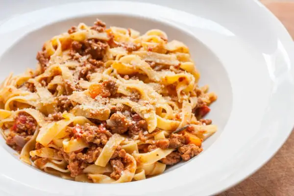 Pyszne tagliatelle z bogatym sosem mięsnym. Idealny ragu przepis na obiad.