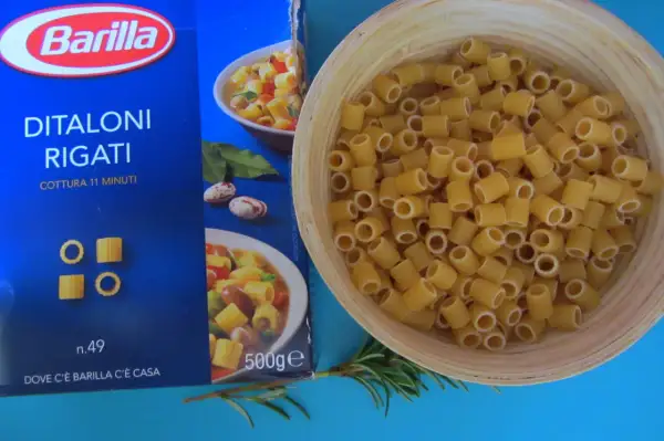 Makaron Ditaloni Rigati Barilla w misce, gotowy na pyszną zupę z ziemniakami (pasta patate).