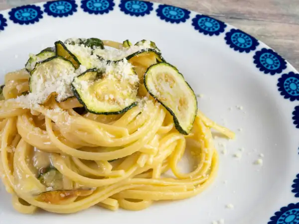 Makaron linguine z cukinią i parmezanem, danie jak z włoskiej trattorii, smakuje wybornie.
