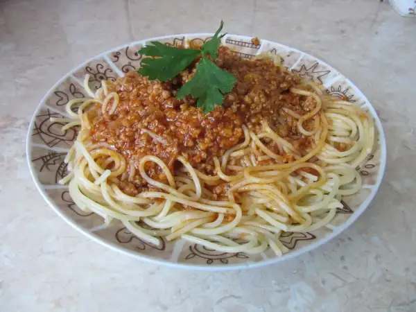 Spaghetti z sosem bolognese, idealne, gdy wiesz, jak smażyć mięso mielone do spaghetti.