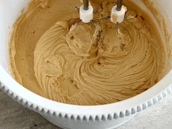 Zwarzony krem z mascarpone w misie miksera. Zobacz, jak uratować zwarzony krem z mascarpone i uzyskać idealną konsystencję.