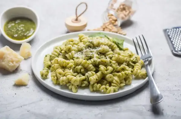 Fusilli z pesto alla calabrese, parmezanem i orzeszkami pinii. Pyszne danie, które zachwyci każdego miłośnika włoskich smaków.