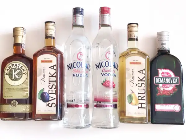 Słowackie alkohole: likier Karpacki, śliwkowa Švestka, wódka Niclaus, gruszkowa Hruška i żurawinowa Demanovka.