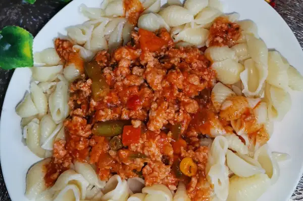 Makaron w kształcie muszelek (lumache) z sosem mięsnym i warzywami.