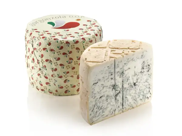 Kawałek sera gorgonzola DOP z widocznymi niebieskimi żyłkami, obok okrągłego opakowania z motywem paisley.