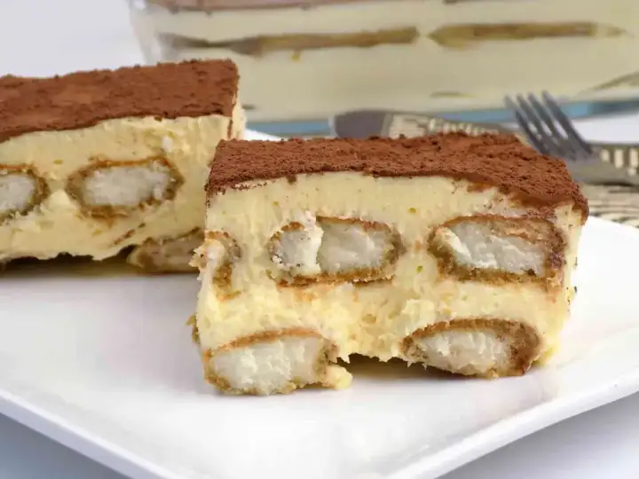 Pyszne tiramisu, które właśnie wyjęłam z lodówki. Warstwy biszkoptów i kremu, posypane kakao.